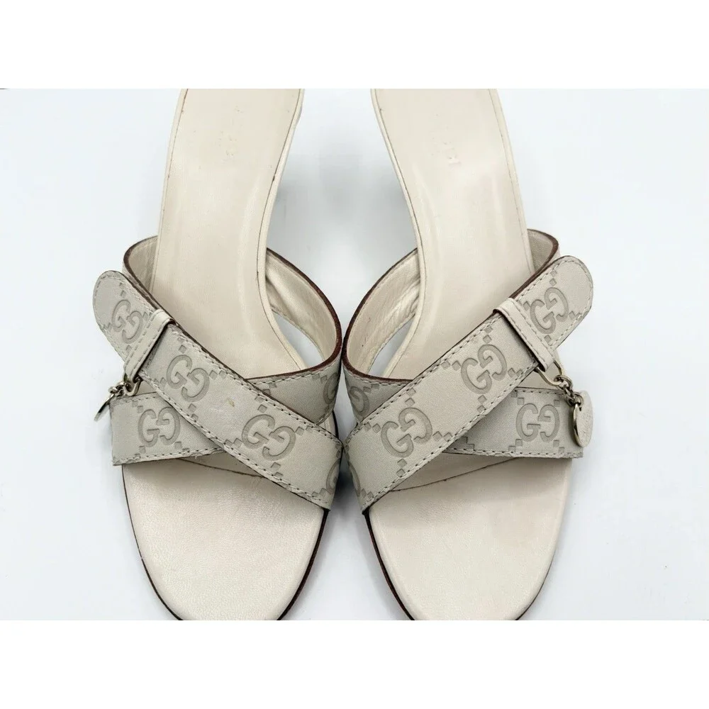 Gucci White Leather Kitten Heels Embossed GG Logo Accent & Charm Y2K Size EU 37